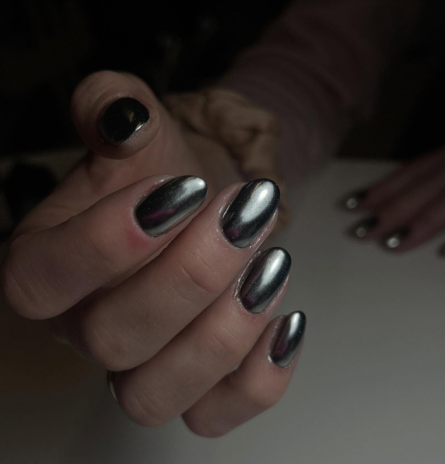 Hybrid manicure in burgundy — stylizacja paznokci Kraków