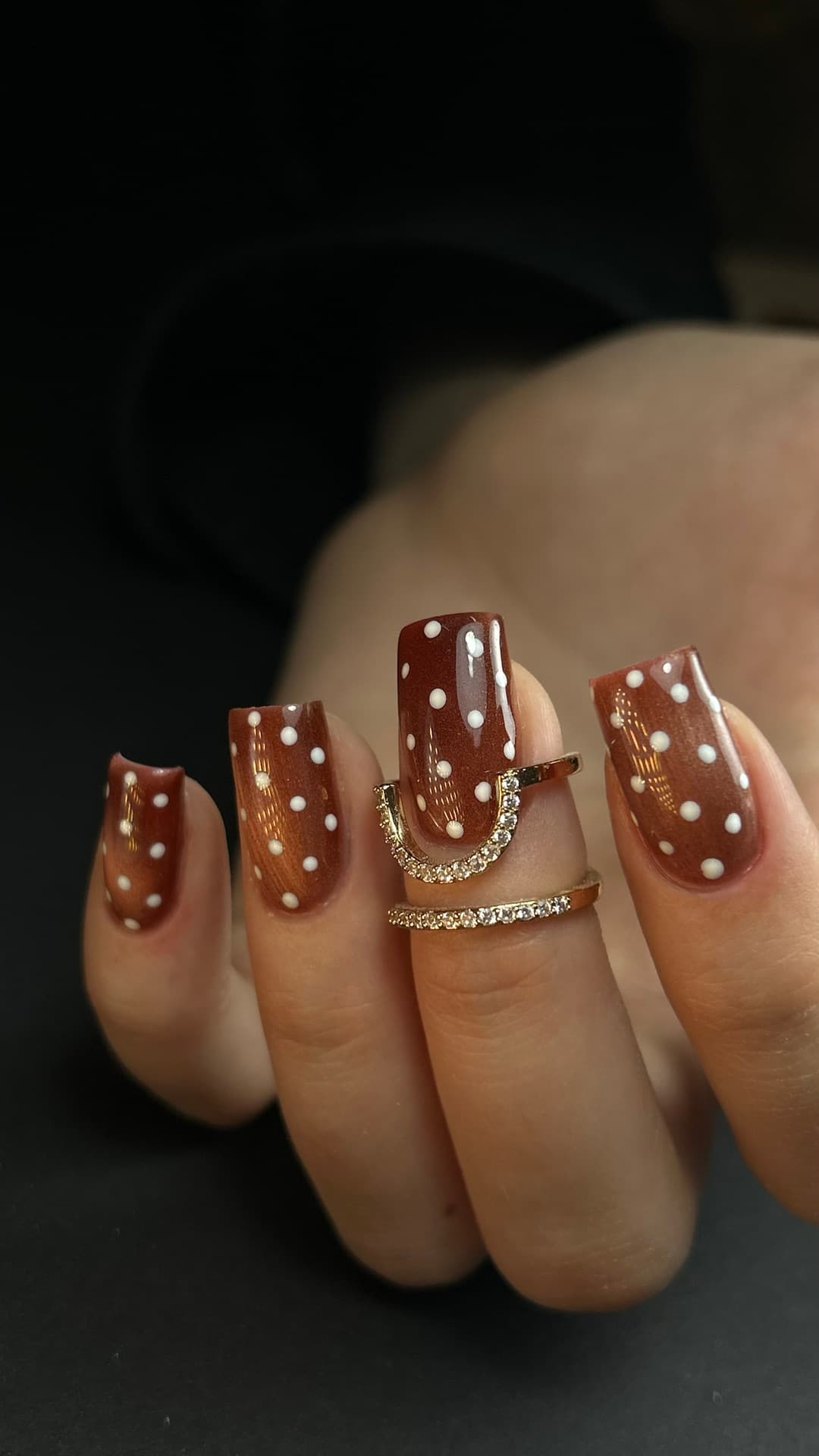 Brown nails with white polka dots — jesienny nail art Kraków